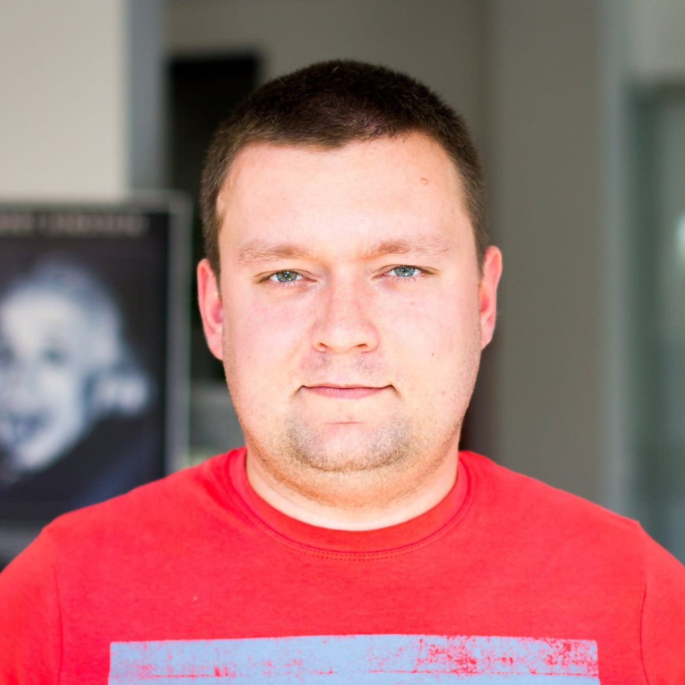 Portrait image of an employee at Whatagraph